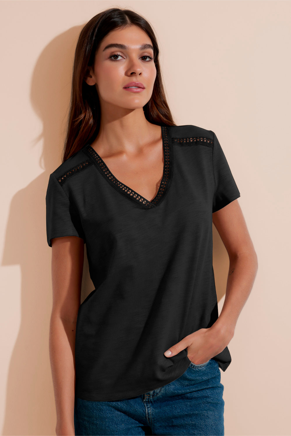 43630 - T-SHIRT SCOLLO A V CON DETTAGLIO RICAMATO