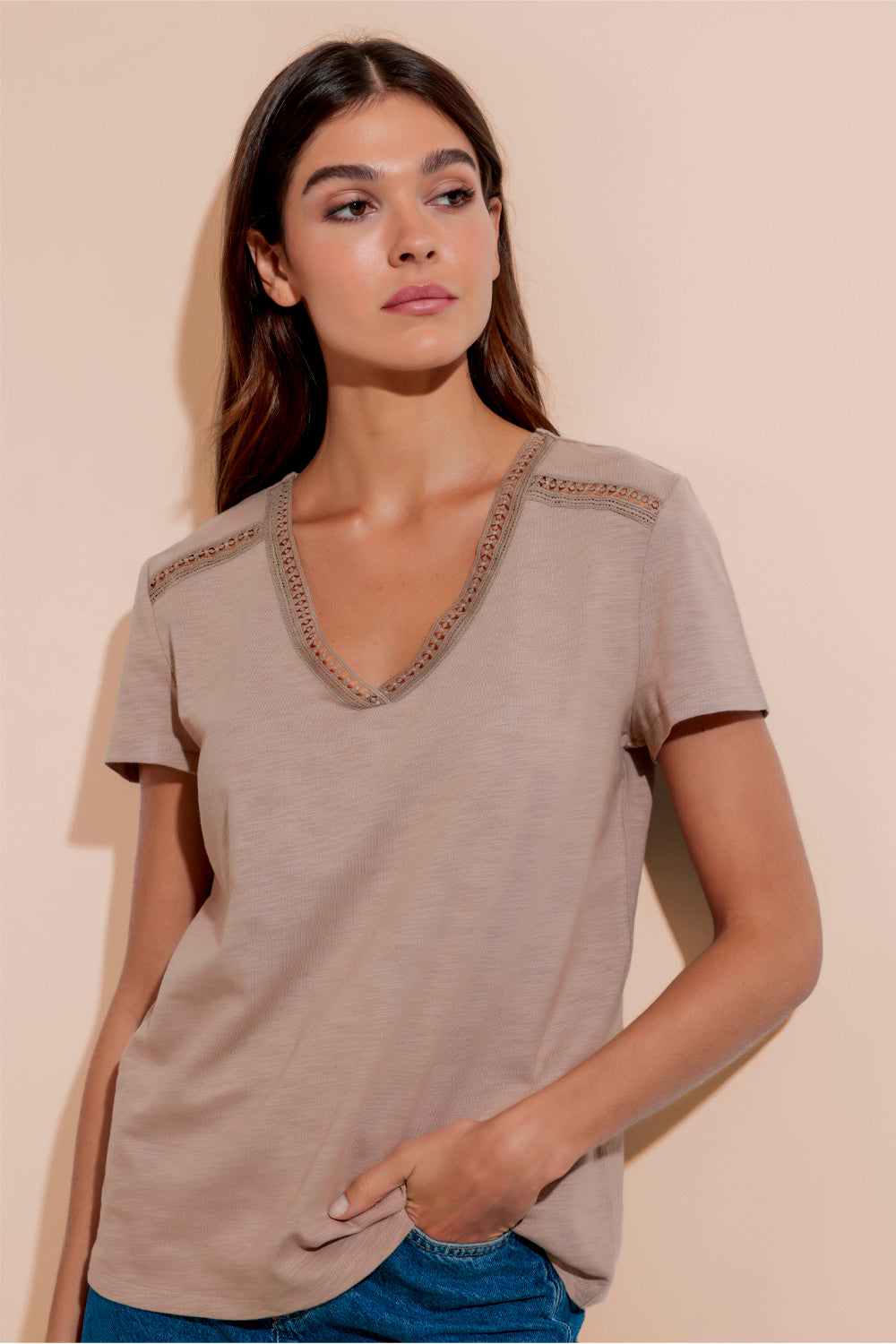 43630 - T-SHIRT SCOLLO A V CON DETTAGLIO RICAMATO