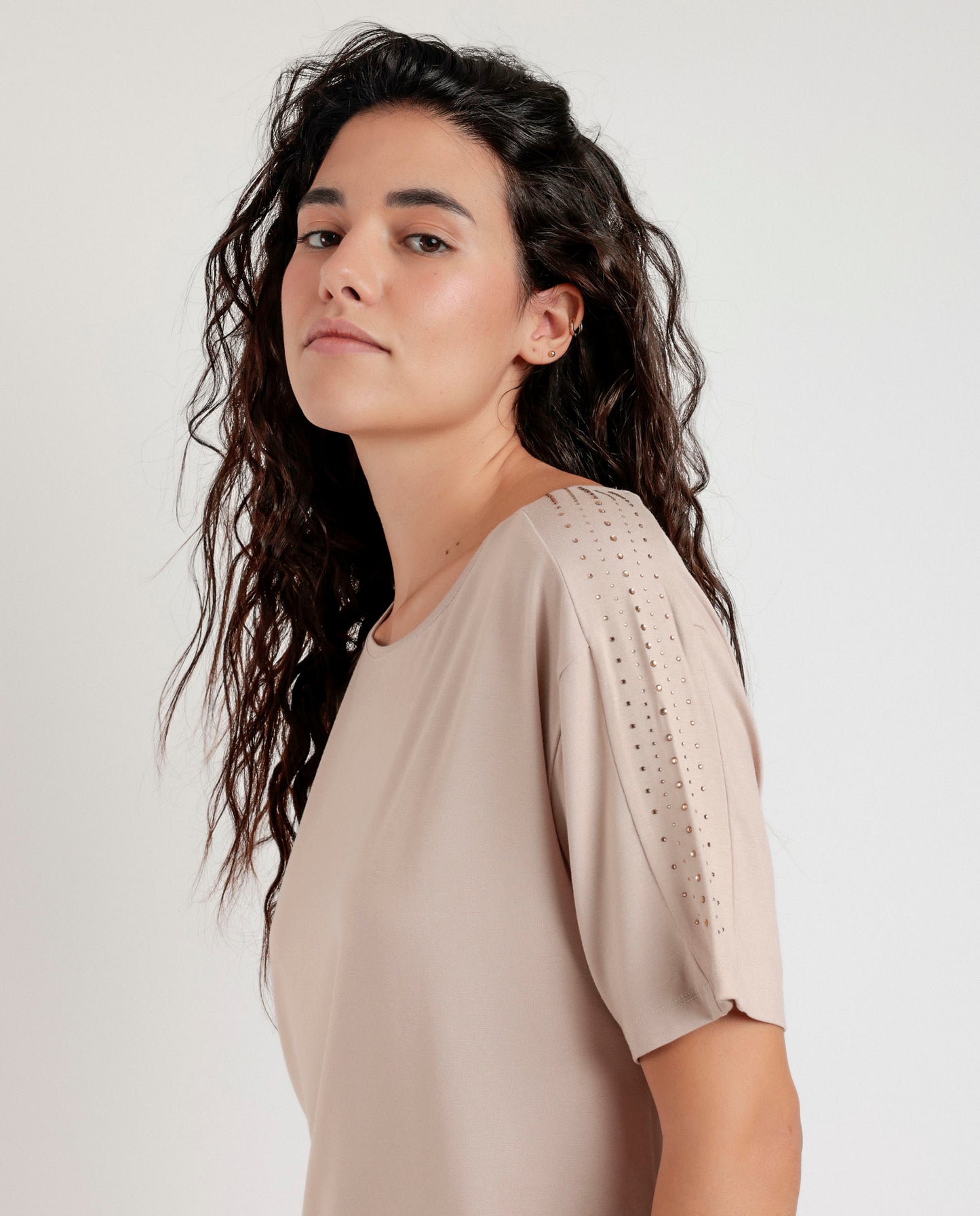 43628 - T-SHIRT CON PIETRE SULLA SPALLA