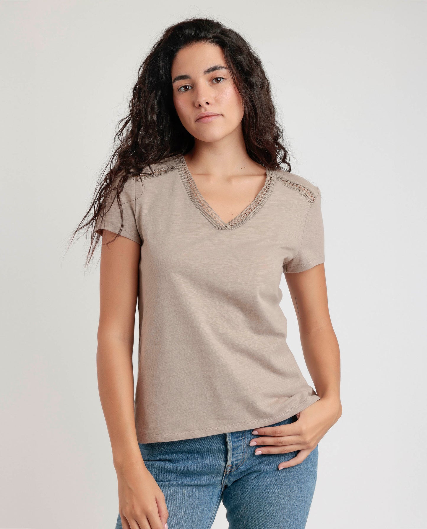 43630 - T-SHIRT SCOLLO A V CON DETTAGLIO RICAMATO