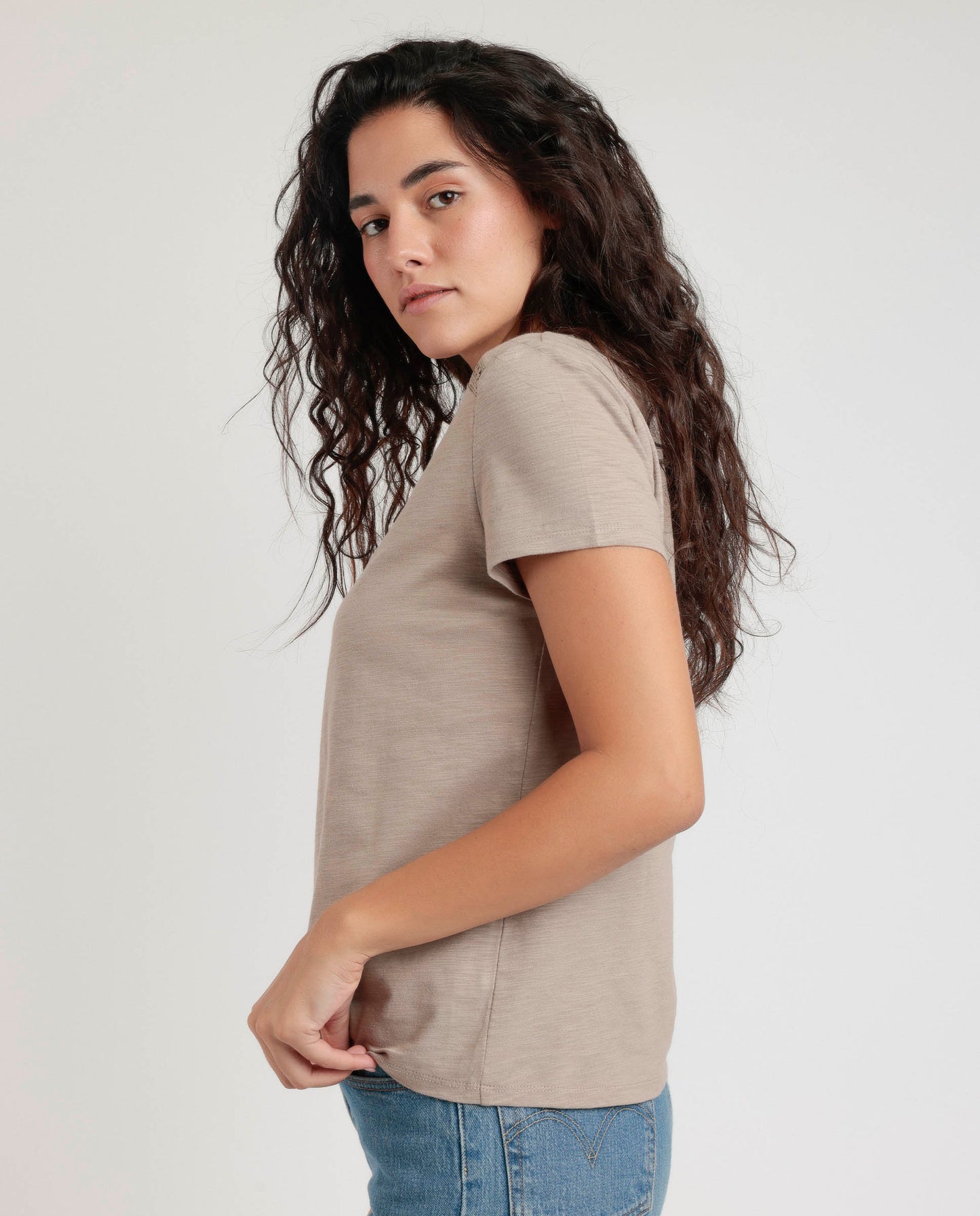 43630 - T-SHIRT SCOLLO A V CON DETTAGLIO RICAMATO