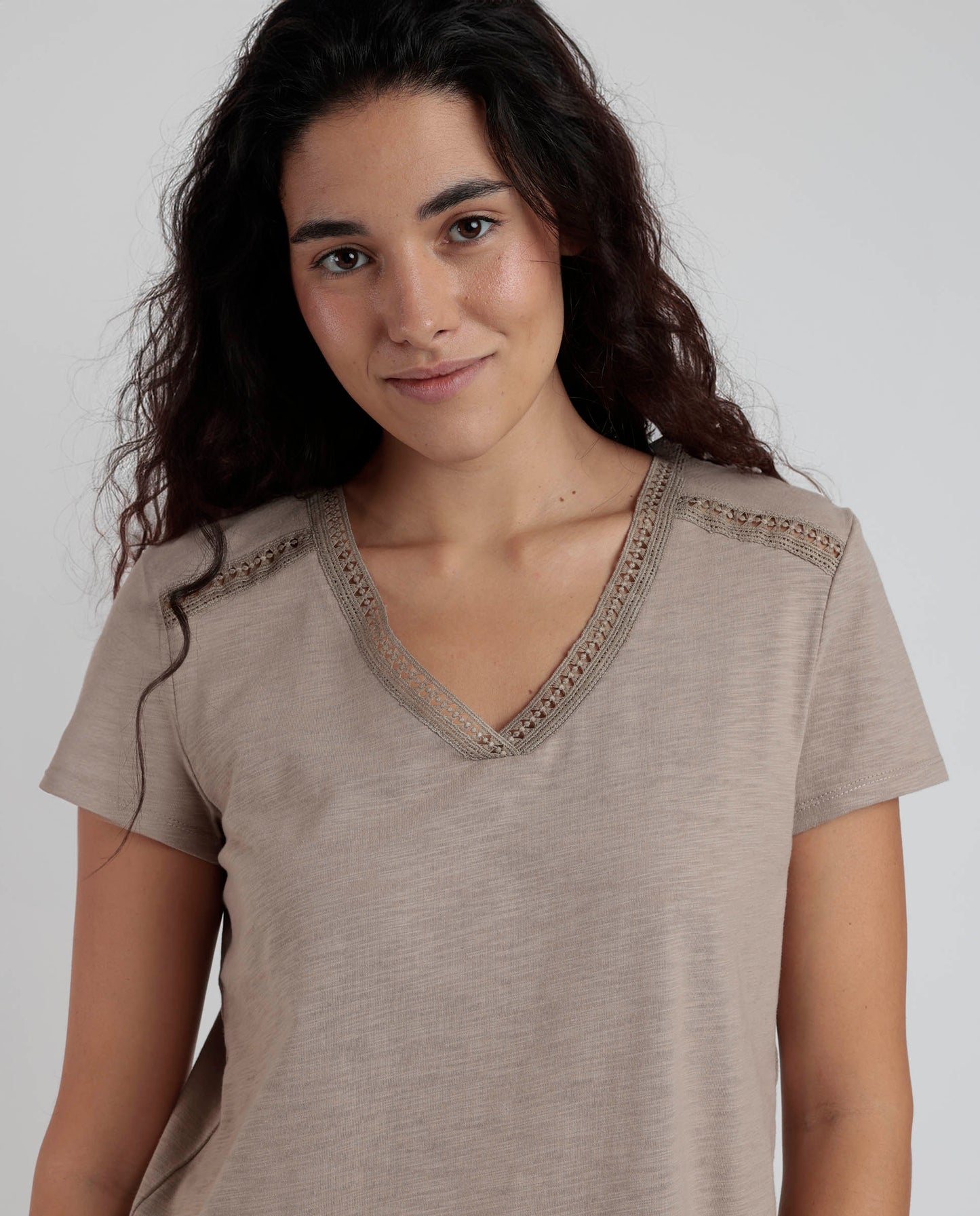 43630 - T-SHIRT SCOLLO A V CON DETTAGLIO RICAMATO