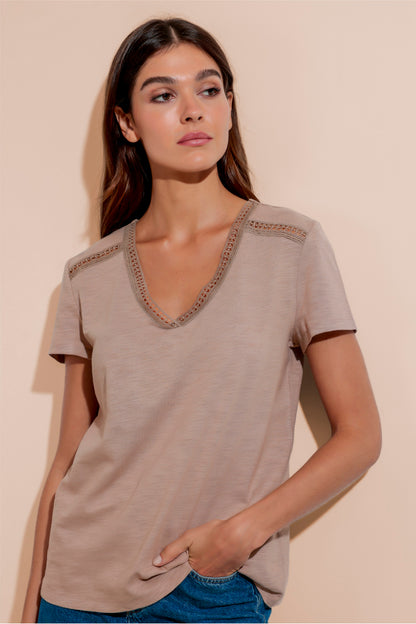 43630 - T-SHIRT SCOLLO A V CON DETTAGLIO RICAMATO