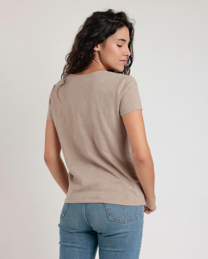 43630 - T-SHIRT SCOLLO A V CON DETTAGLIO RICAMATO