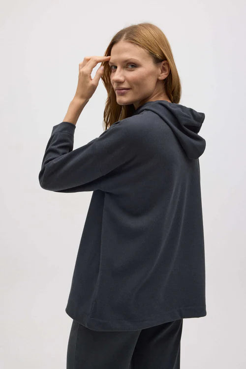 70668 - FELPA CON CAPPUCCIO REGOLABILE CON TEXTURE MORBIDA