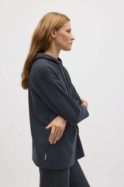 70668 - FELPA CON CAPPUCCIO REGOLABILE CON TEXTURE MORBIDA